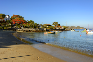 Praia dos Ossos em Búzios: Perfeita para Relaxar em Família